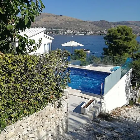 Seaside Family Friendly House With A Swimming Pool Okrug Donji, Ciovo - 17587 Holiday home *